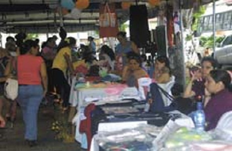 Mujeres ticas realizan ferias de artesanías en todo el país