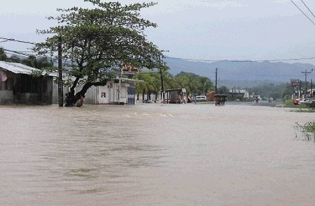 Las fuertes lluvias bloquearon varios pueblos en Limón