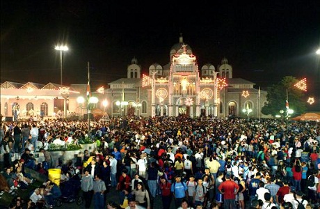Miles de peregrinos visitan el templo de la patrona de Costa Rica